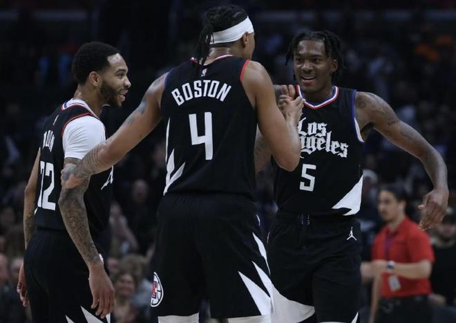 泰州队“苏超”冠军奖杯开启全市巡展，第一站在海陵老街（泰州队“苏超”冠军杯全市巡展启动，首站海陵老街）