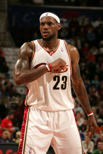 图片报：西蒙斯因抱怨颈痛缺席昨日合练，很可能缺战今日比赛（图片报：西蒙斯昨因颈痛未参加合练，今日比赛恐将无缘）