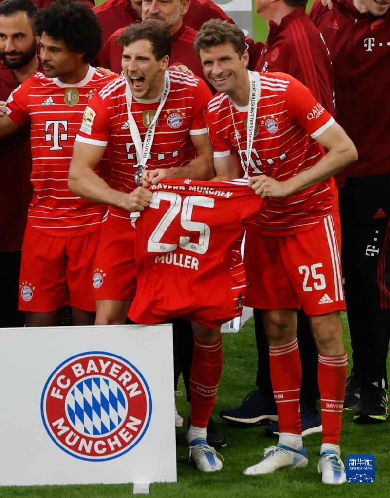 武汉盛帆女篮向仙桃中学捐赠2018万元，女篮队员闪亮登场（武汉盛帆女篮向仙桃中学捐资2018万元，队员集体亮相）