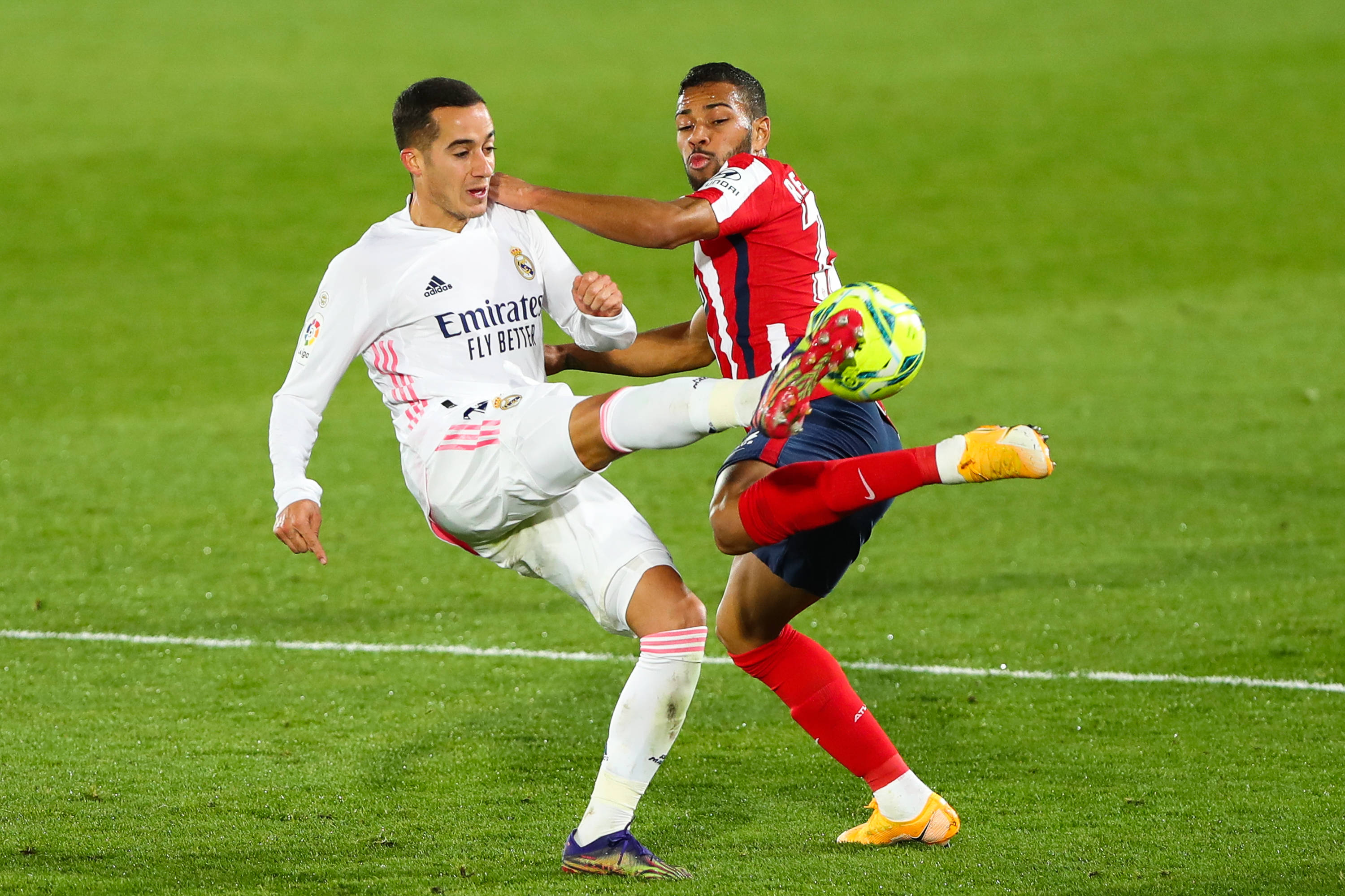 麦卡利斯特：我们站在球队这边，希望萨拉赫能够尽快归来（麦卡利斯特：支持全队，盼萨拉赫早日回归）