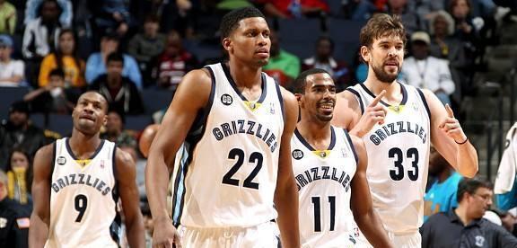 罗威半场表现抢眼，助力球队扭转战局（罗威上半场高光，助球队完成逆转）