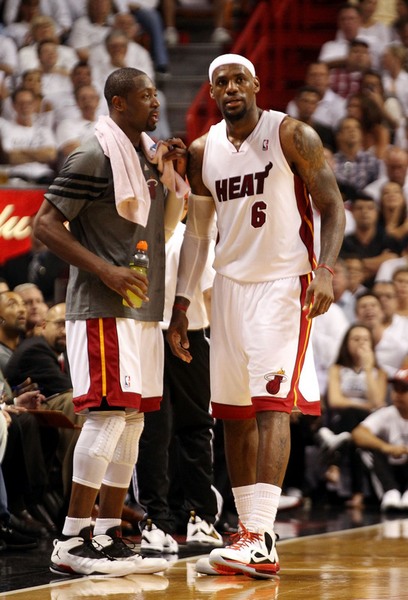 姆巴佩圣马梅斯上演双响 阿隆索率皇马重拾信心（姆巴佩圣马梅斯梅开二度，阿隆索带领皇马重振士气）